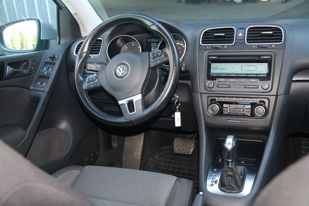 VW golf salonas